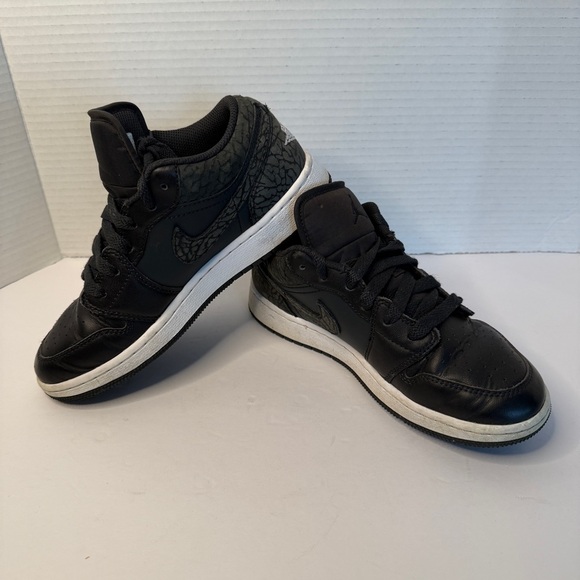 AIR JORDAN 1 LOW SE (BIG KID) - Picture 3 of 12